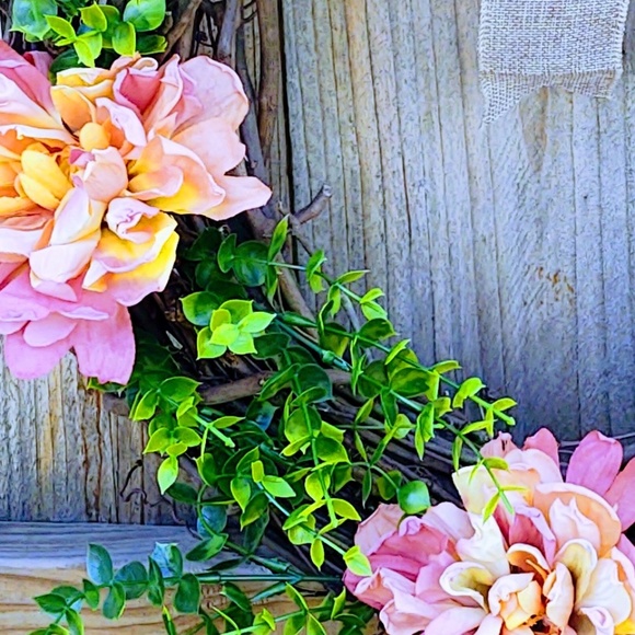 HAND CRAFTED PEACH/PINK LIFELIKE FLOWERS & GREENERY GRAPEVINE WREATH 20" BURLAP - Picture 3 of 7